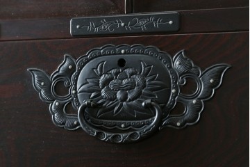 中古　最高級!　前面欅(ケヤキ)材　総漆塗り(木地呂塗り)　渡辺家具店製　牡丹と獅子の金具が目を引く重ねの仙台箪笥　(R-089391)