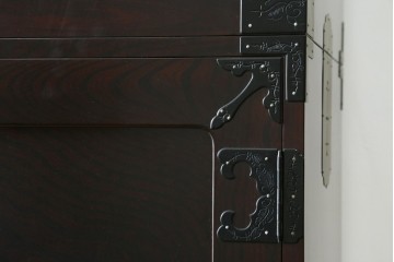 中古　最高級!　前面欅(ケヤキ)材　総漆塗り(木地呂塗り)　渡辺家具店製　牡丹と獅子の金具が目を引く重ねの仙台箪笥　(R-089391)