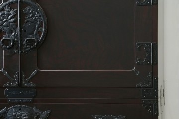 中古　最高級!　前面欅(ケヤキ)材　総漆塗り(木地呂塗り)　渡辺家具店製　牡丹と獅子の金具が目を引く重ねの仙台箪笥　(R-089391)
