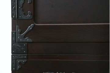 中古　最高級!　前面欅(ケヤキ)材　総漆塗り(木地呂塗り)　渡辺家具店製　牡丹と獅子の金具が目を引く重ねの仙台箪笥　(R-089391)