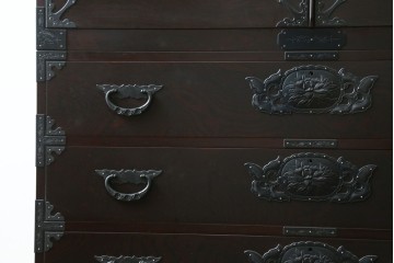 中古　最高級!　前面欅(ケヤキ)材　総漆塗り(木地呂塗り)　渡辺家具店製　牡丹と獅子の金具が目を引く重ねの仙台箪笥　(R-089391)