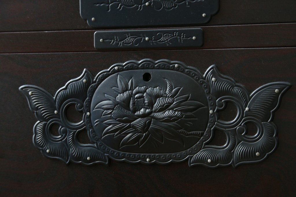 中古　最高級!　前面欅(ケヤキ)材　総漆塗り(木地呂塗り)　渡辺家具店製　牡丹と獅子の金具が目を引く重ねの仙台箪笥　(R-089391)