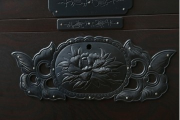 中古　最高級!　前面欅(ケヤキ)材　総漆塗り(木地呂塗り)　渡辺家具店製　牡丹と獅子の金具が目を引く重ねの仙台箪笥　(R-089391)