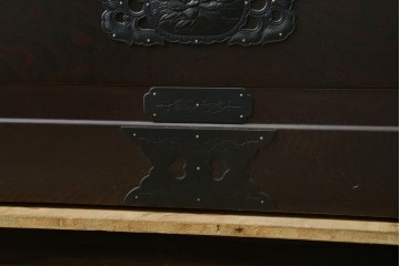 中古　最高級!　前面欅(ケヤキ)材　総漆塗り(木地呂塗り)　渡辺家具店製　牡丹と獅子の金具が目を引く重ねの仙台箪笥　(R-089391)