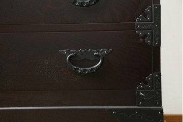 中古　最高級!　前面欅(ケヤキ)材　総漆塗り(木地呂塗り)　渡辺家具店製　牡丹と獅子の金具が目を引く重ねの仙台箪笥　(R-089391)