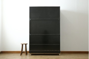 中古　最高級!　前面欅(ケヤキ)材　総漆塗り(木地呂塗り)　渡辺家具店製　牡丹と獅子の金具が目を引く重ねの仙台箪笥　(R-089391)