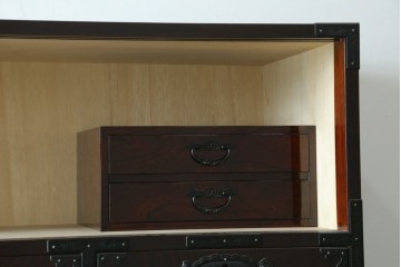 中古　最高級!　前面欅材　総漆塗り(木地呂塗り)　渡辺家具店製　和の空間を格調高く彩る仙台箪笥ローボード　(R-089392)