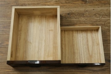中古　最高級!　前面欅材　総漆塗り(木地呂塗り)　渡辺家具店製　和の空間を格調高く彩る仙台箪笥ローボード　(R-089392)