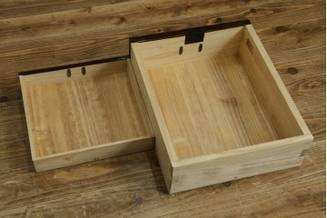中古　最高級!　前面欅材　総漆塗り(木地呂塗り)　渡辺家具店製　和の空間を格調高く彩る仙台箪笥ローボード　(R-089392)