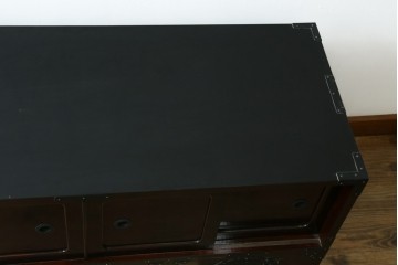 中古　最高級!　前面欅材　総漆塗り(木地呂塗り)　渡辺家具店製　和の空間を格調高く彩る仙台箪笥ローボード　(R-089392)