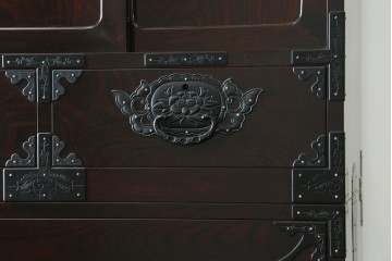 中古　最高級!　前面欅材　総漆塗り(木地呂塗り)　渡辺家具店製　和の空間を格調高く彩る仙台箪笥ローボード　(R-089392)