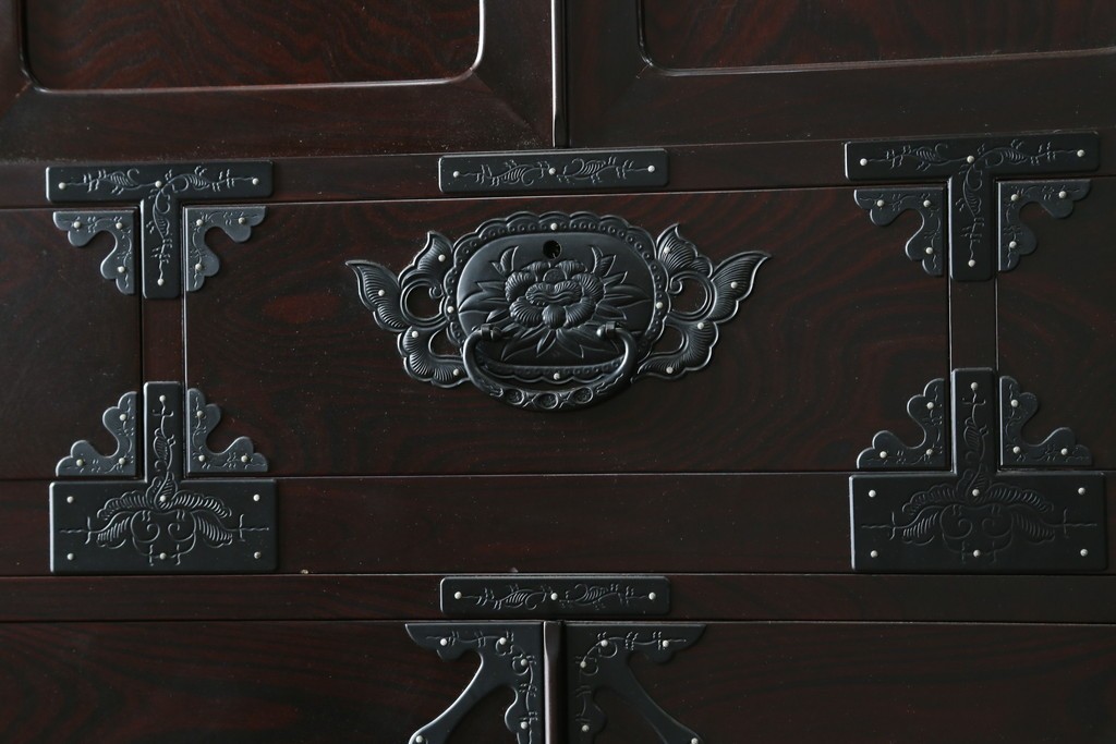 中古　最高級!　前面欅材　総漆塗り(木地呂塗り)　渡辺家具店製　和の空間を格調高く彩る仙台箪笥ローボード　(R-089392)