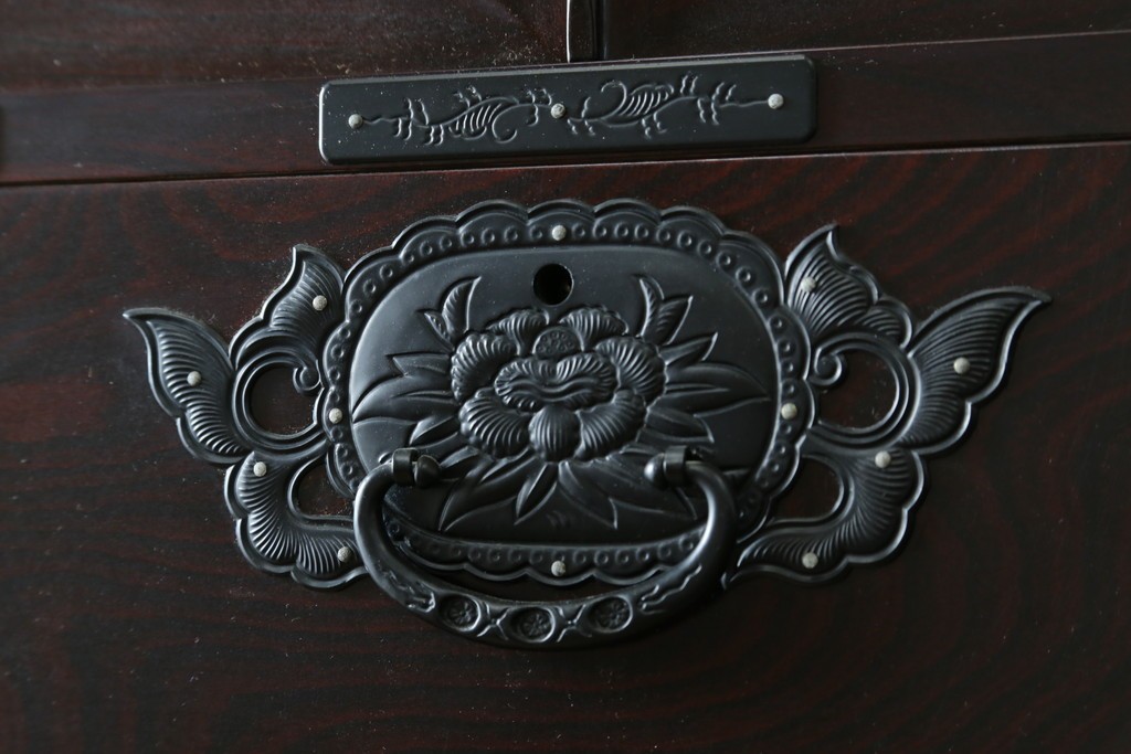 中古　最高級!　前面欅材　総漆塗り(木地呂塗り)　渡辺家具店製　和の空間を格調高く彩る仙台箪笥ローボード　(R-089392)
