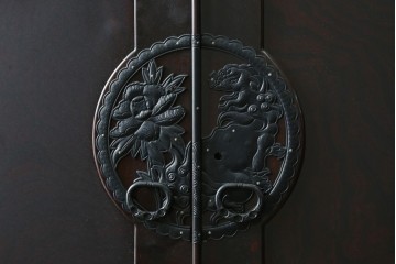 《天板取り付け加工費込み》　中古　最高級!　前面欅材　総漆塗り(木地呂塗り)　渡辺家具店製　観音扉に伝統美を感じる仙台着物箪笥　(R-089393)