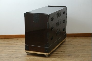 《天板取り付け加工費込み》　中古　最高級　前面欅材　総漆塗り(木地呂塗り)　渡辺家具店製　欅の木目と牡丹金具が美しい仙台箪笥ローチェスト　(R-089394)
