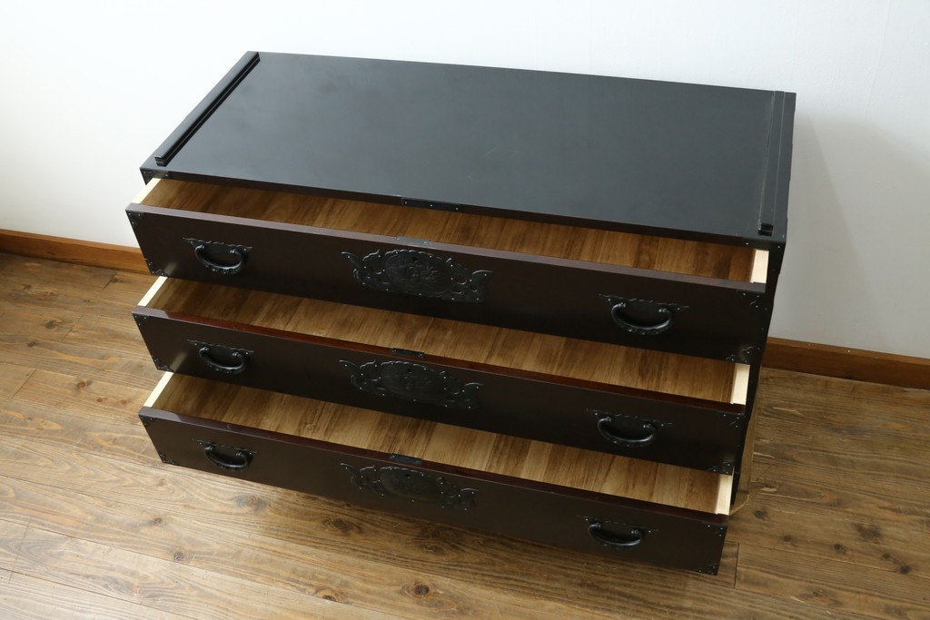 《天板取り付け加工費込み》　中古　最高級　前面欅材　総漆塗り(木地呂塗り)　渡辺家具店製　欅の木目と牡丹金具が美しい仙台箪笥ローチェスト　(R-089394)