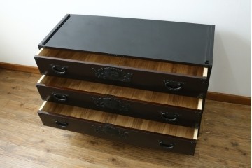 《天板取り付け加工費込み》　中古　最高級　前面欅材　総漆塗り(木地呂塗り)　渡辺家具店製　欅の木目と牡丹金具が美しい仙台箪笥ローチェスト　(R-089394)