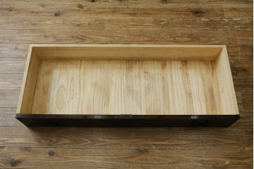 《天板取り付け加工費込み》　中古　最高級　前面欅材　総漆塗り(木地呂塗り)　渡辺家具店製　欅の木目と牡丹金具が美しい仙台箪笥ローチェスト　(R-089394)