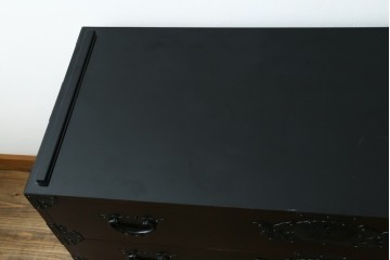 《天板取り付け加工費込み》　中古　最高級　前面欅材　総漆塗り(木地呂塗り)　渡辺家具店製　欅の木目と牡丹金具が美しい仙台箪笥ローチェスト　(R-089394)