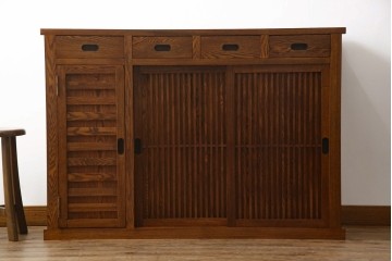 中古　ニレ材　縦格子の引き戸が趣を添える水屋箪笥サイドボード　(R-089395)