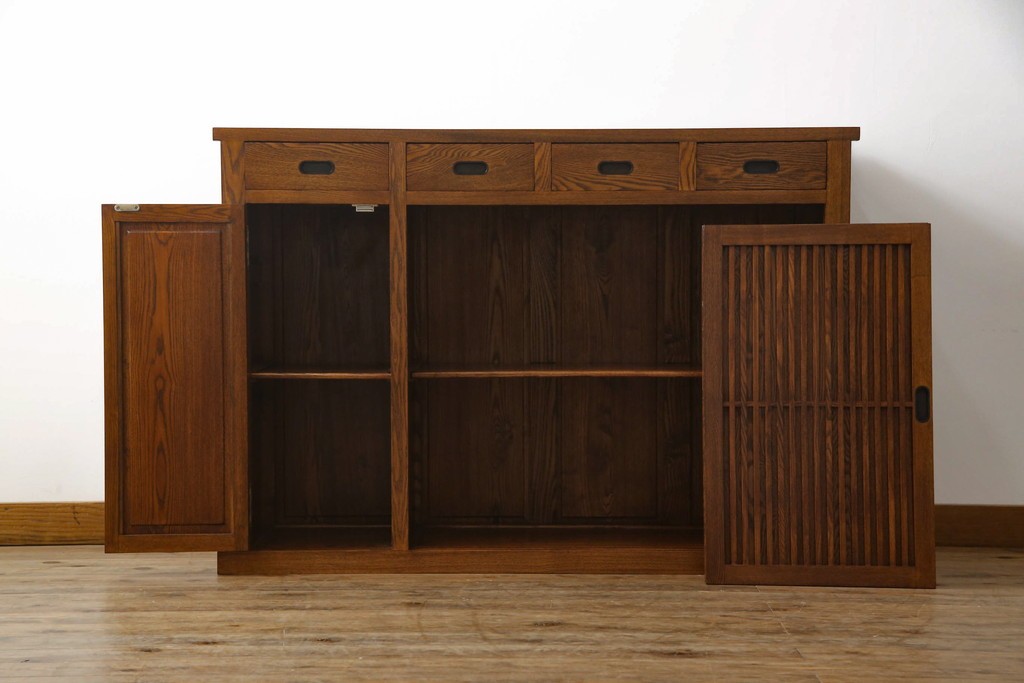 中古　ニレ材　縦格子の引き戸が趣を添える水屋箪笥サイドボード　(R-089395)