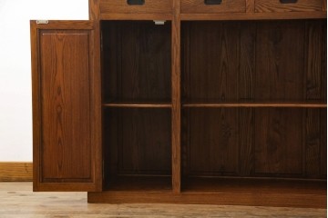 中古　ニレ材　縦格子の引き戸が趣を添える水屋箪笥サイドボード　(R-089395)