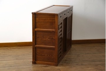中古　ニレ材　縦格子の引き戸が趣を添える水屋箪笥サイドボード　(R-089395)