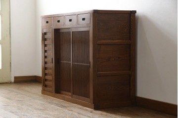 中古　ニレ材　縦格子の引き戸が趣を添える水屋箪笥サイドボード　(R-089395)