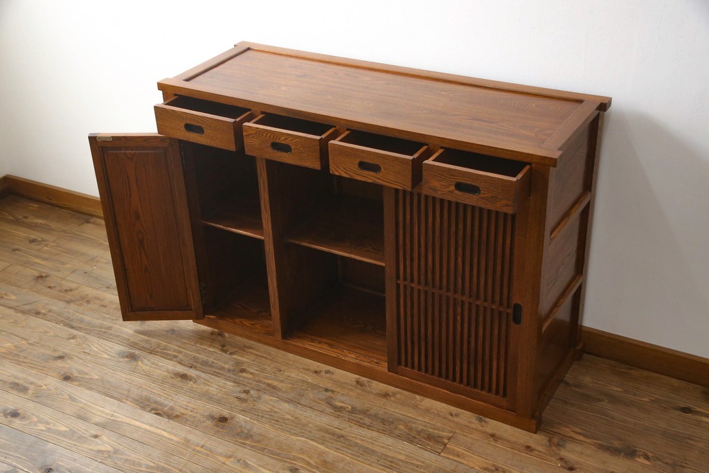 中古　ニレ材　縦格子の引き戸が趣を添える水屋箪笥サイドボード　(R-089395)
