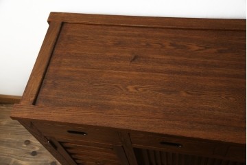 中古　ニレ材　縦格子の引き戸が趣を添える水屋箪笥サイドボード　(R-089395)