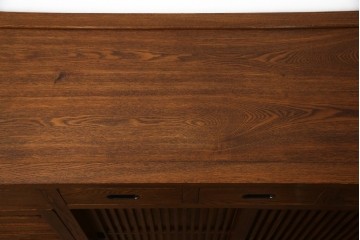 中古　ニレ材　縦格子の引き戸が趣を添える水屋箪笥サイドボード　(R-089395)