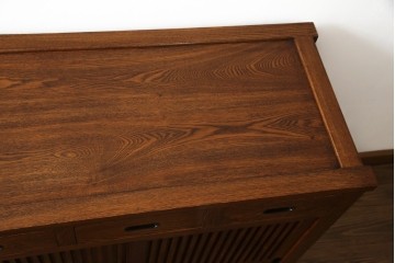 中古　ニレ材　縦格子の引き戸が趣を添える水屋箪笥サイドボード　(R-089395)