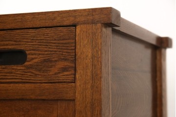 中古　ニレ材　縦格子の引き戸が趣を添える水屋箪笥サイドボード　(R-089395)