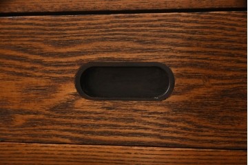 中古　ニレ材　縦格子の引き戸が趣を添える水屋箪笥サイドボード　(R-089395)