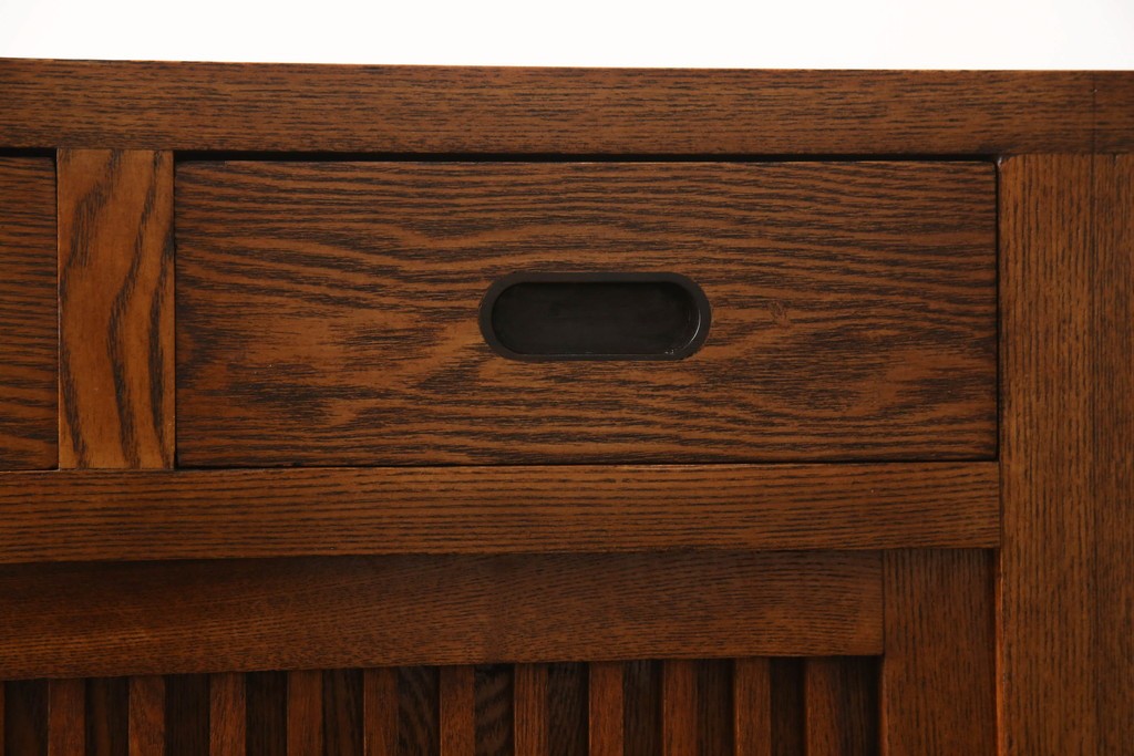 中古　ニレ材　縦格子の引き戸が趣を添える水屋箪笥サイドボード　(R-089395)