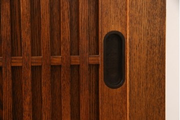 中古　ニレ材　縦格子の引き戸が趣を添える水屋箪笥サイドボード　(R-089395)