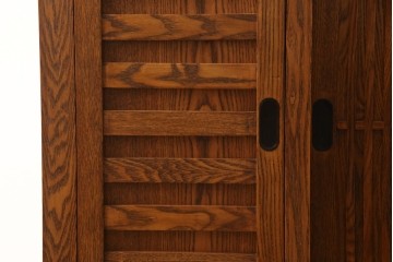 中古　ニレ材　縦格子の引き戸が趣を添える水屋箪笥サイドボード　(R-089395)