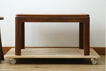 イギリスヴィンテージ　G-PLAN(ジープラン)　チーク材　花模様のタイルトップと丸みのあるシルエットが愛らしいローテーブル　(R-089396)