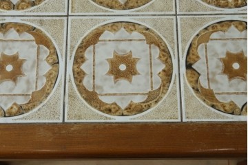イギリスヴィンテージ　G-PLAN(ジープラン)　チーク材　花模様のタイルトップと丸みのあるシルエットが愛らしいローテーブル　(R-089396)
