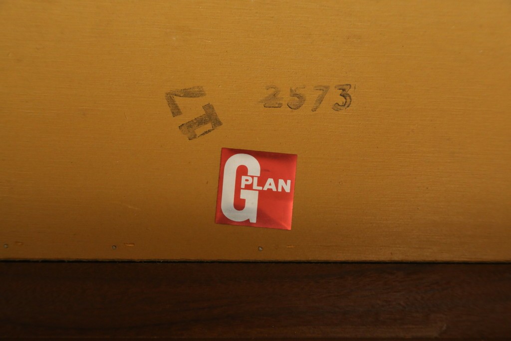 イギリスヴィンテージ　G-PLAN(ジープラン)　チーク材　花模様のタイルトップと丸みのあるシルエットが愛らしいローテーブル　(R-089396)