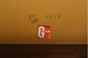 イギリスヴィンテージ　G-PLAN(ジープラン)　チーク材　花模様のタイルトップと丸みのあるシルエットが愛らしいローテーブル　(R-089396)