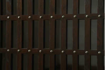 中古　美品　水屋箪笥　格子戸の意匠が趣深いサイドボード　(R-089400)