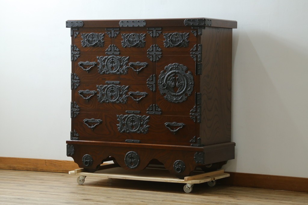 中古　美品　遠野民芸家具　重厚な金具装飾が目を引く車箪笥　定価約60万円　(R-089402)