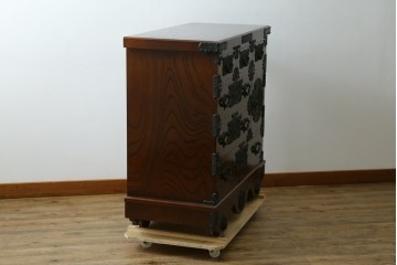中古　美品　遠野民芸家具　重厚な金具装飾が目を引く車箪笥　定価約60万円　(R-089402)
