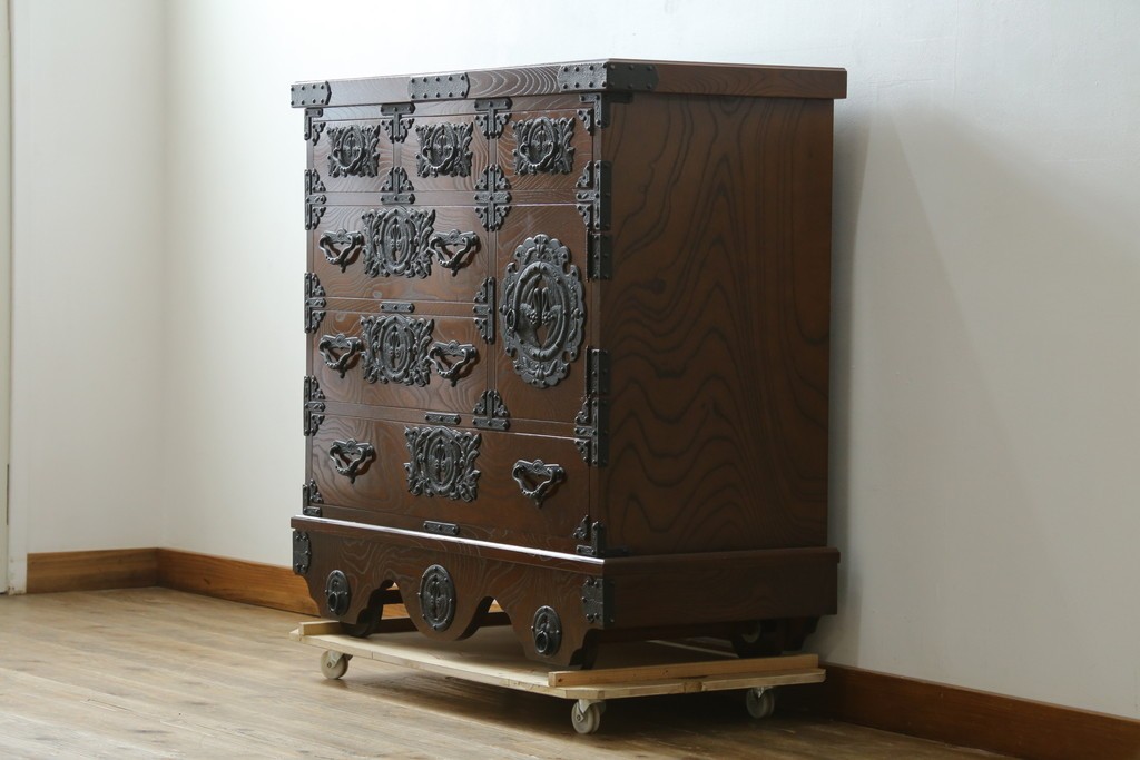 中古　美品　遠野民芸家具　重厚な金具装飾が目を引く車箪笥　定価約60万円　(R-089402)