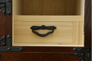 中古　美品　遠野民芸家具　重厚な金具装飾が目を引く車箪笥　定価約60万円　(R-089402)