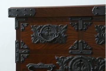 中古　美品　遠野民芸家具　重厚な金具装飾が目を引く車箪笥　定価約60万円　(R-089402)