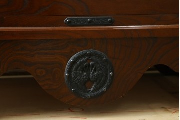 中古　美品　遠野民芸家具　重厚な金具装飾が目を引く車箪笥　定価約60万円　(R-089402)