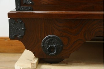 中古　美品　遠野民芸家具　重厚な金具装飾が目を引く車箪笥　定価約60万円　(R-089402)