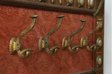 スペインヴィンテージ　真鍮製　メダリオン装飾付きの華やかな壁掛けフック　(R-089403)